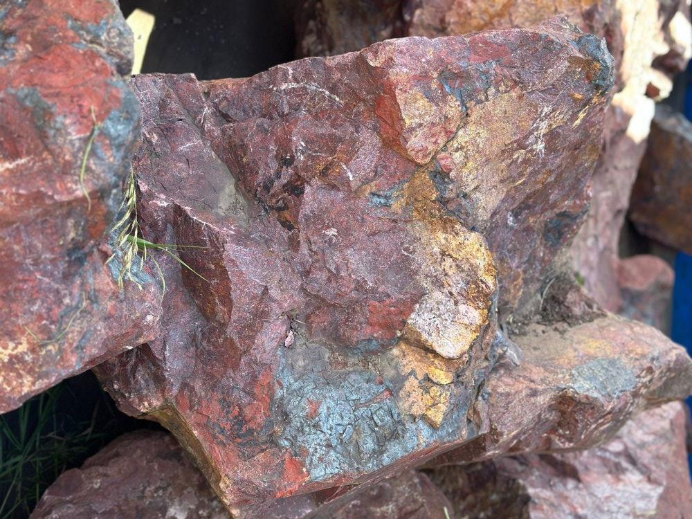 Камни для ландшафтного дизайна красно-фиолетовые 10-60 килограмм купить в Берёзовском