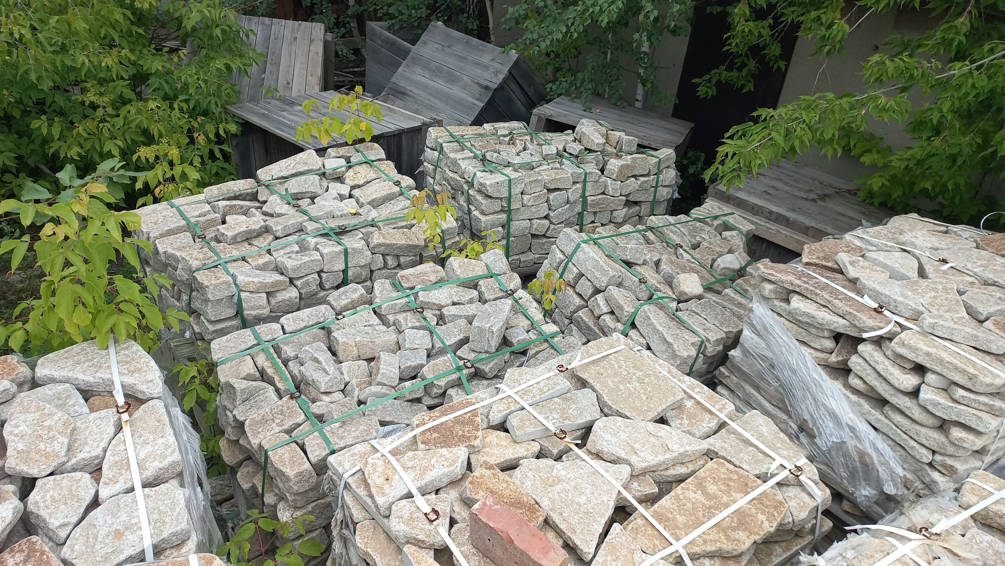 Плитняк галтованный гранитный для ландшафтного дизайна купить в Берёзовском