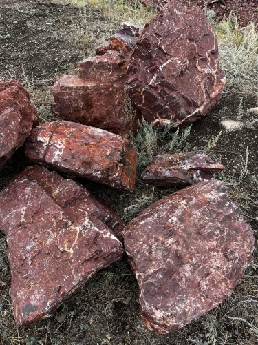 Ландшафтные глыбы красно-фиолетовые 200-1000 килограмм купить в Берёзовском