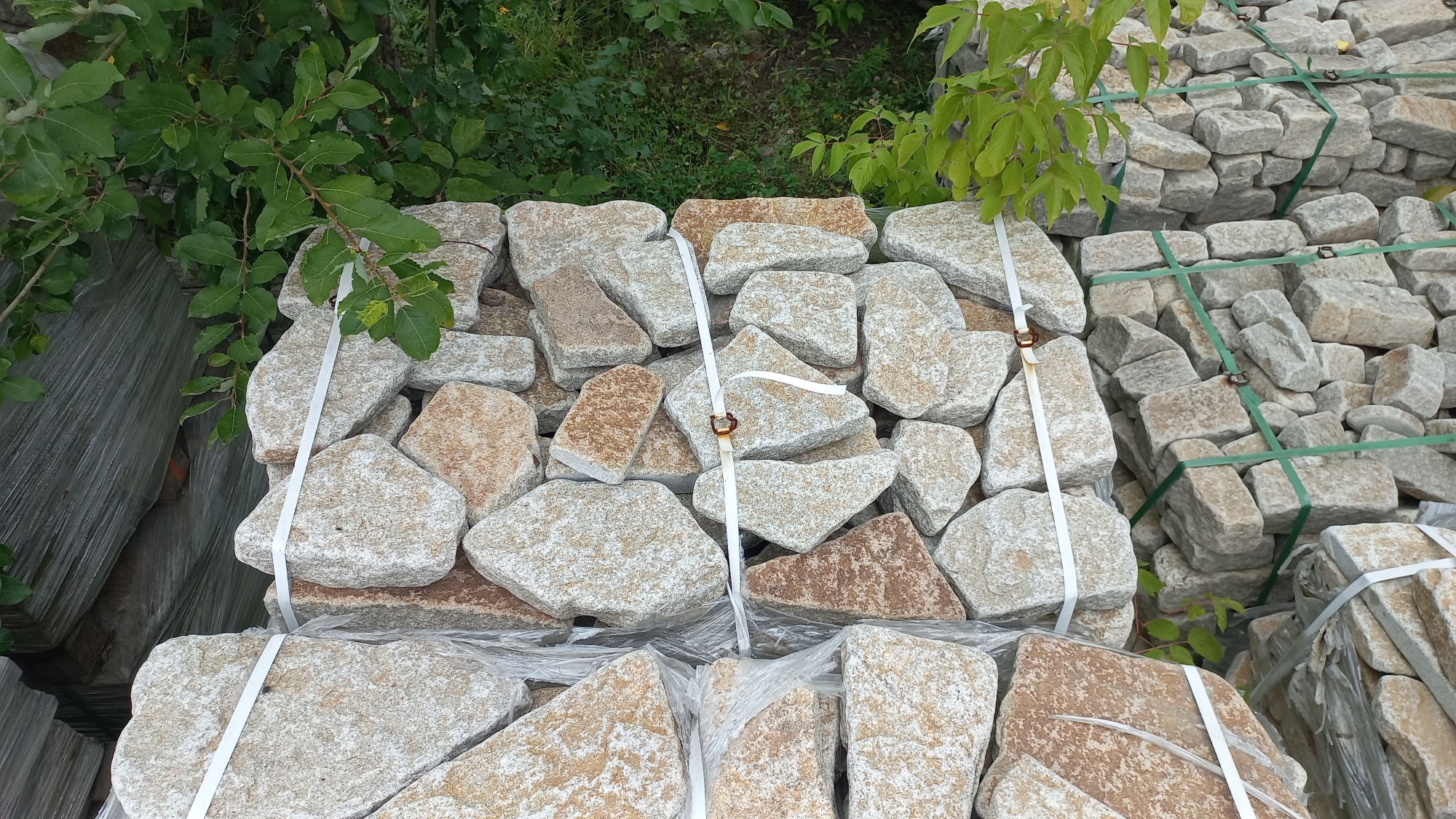 Плитняк галтованный гранитный для ландшафтного дизайна купить в Берёзовском