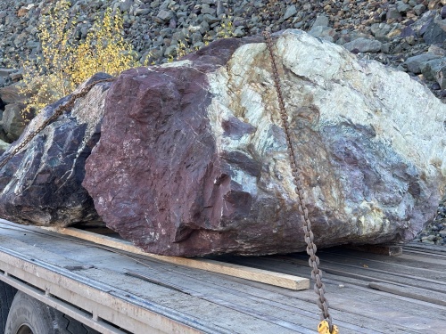 Огромные красно-фиолетовые валуны для ландшафтного дизайна весом более 5 тонн купить в Берёзовском