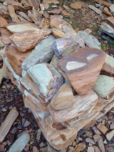 Златолит жёлтый, жёлто-зелёный глыбки и валуны для ланшафтного дизайна купить в Берёзовском