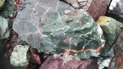 Гигантские зелёные валуны для ландшафтного дизайна весом более 5 тонн купить в Берёзовском