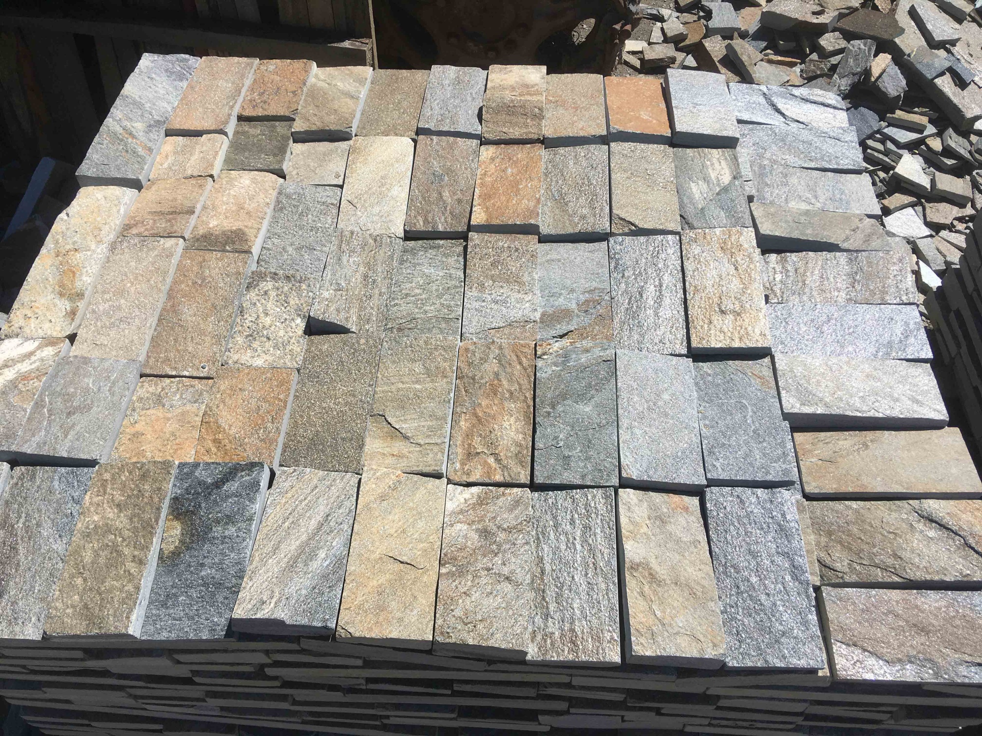 Плитка пилёная златолит Уральский для цоколя, отмостки купить в Берёзовском