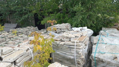 Плитняк галтованный гранитный для ландшафтного дизайна купить в Берёзовском