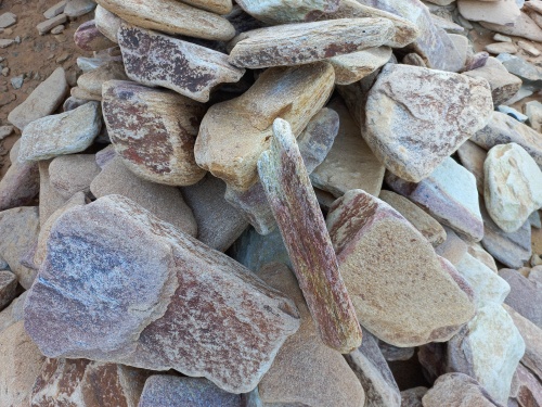 Златолит жёлтый, жёлто-зелёный глыбки и валуны для ланшафтного дизайна купить в Берёзовском