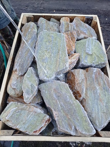 Златолит жёлтый, жёлто-зелёный глыбки и валуны для ланшафтного дизайна купить в Берёзовском