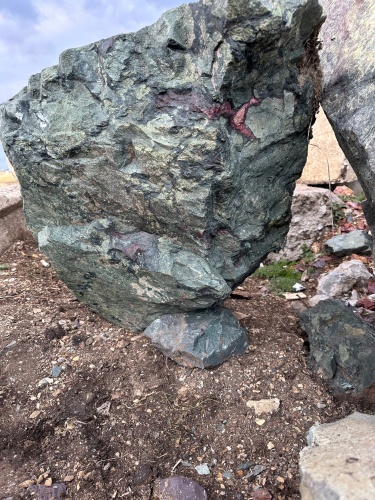 Гигантские зелёные валуны для ландшафтного дизайна весом более 5 тонн купить в Берёзовском