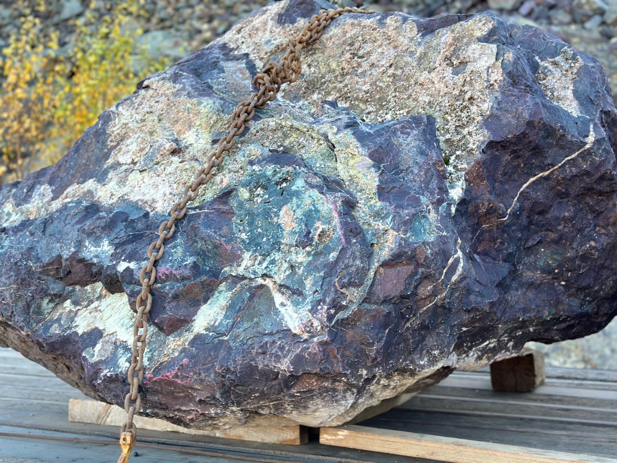 Огромные красно-фиолетовые валуны для ландшафтного дизайна весом более 5 тонн купить в Берёзовском