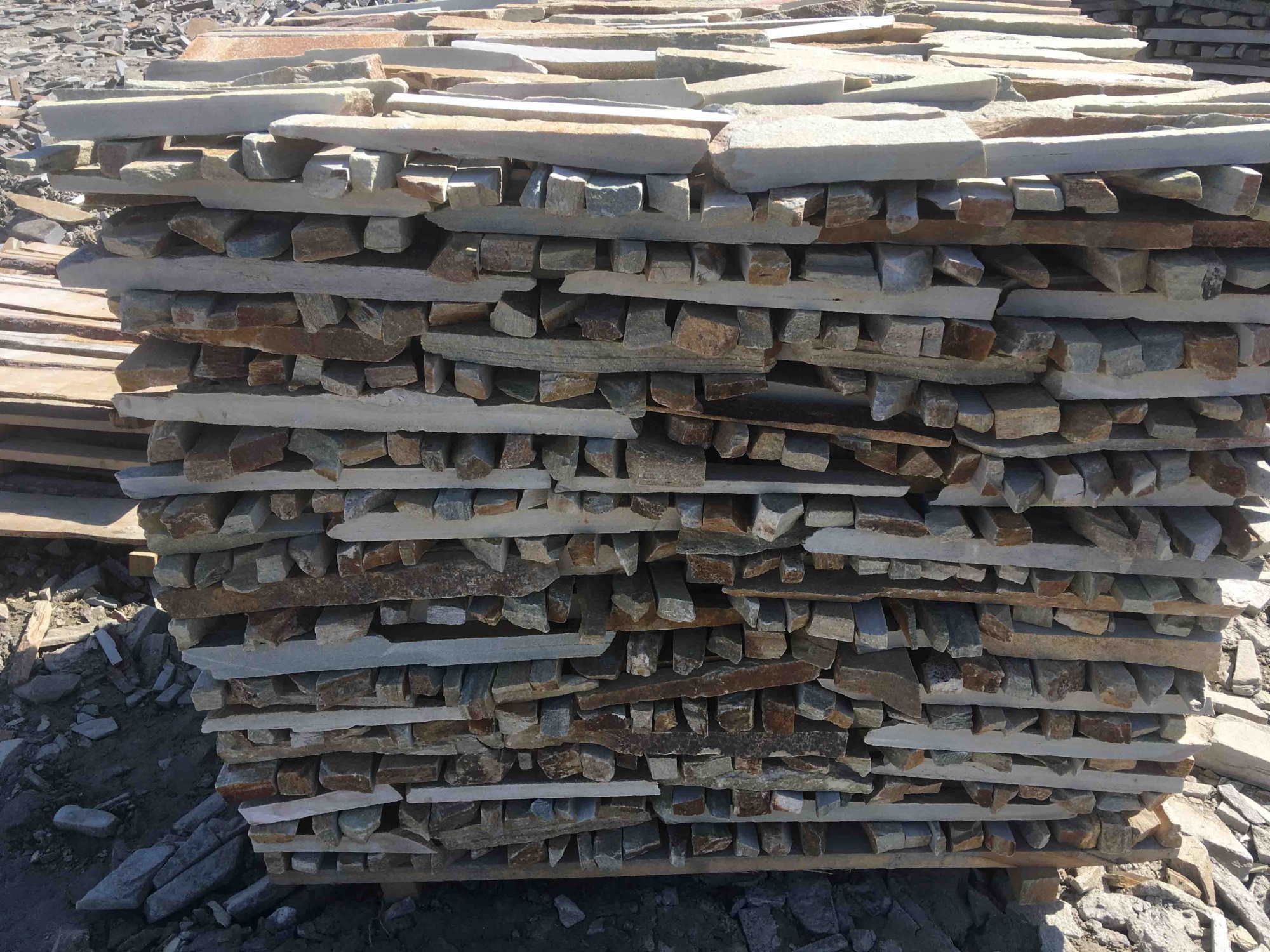 Горбушка златолит золотистый для облицовки купить в Берёзовском