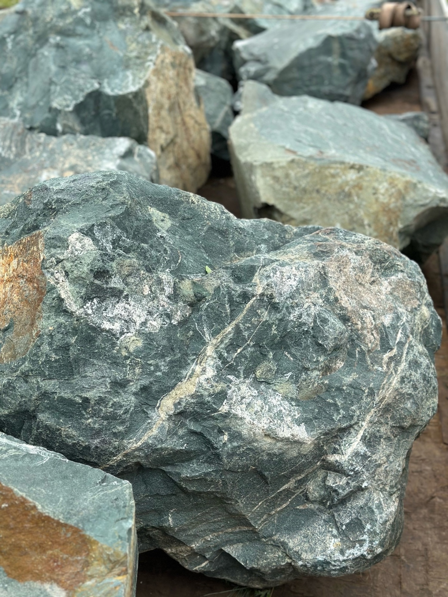 Камни для ландшафтного дизайна зелёные 10-60 килограмм купить в Берёзовском