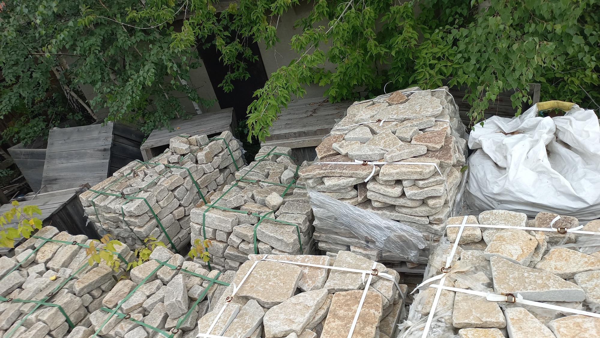 Плитняк гранитный галтованный купить в Берёзовском