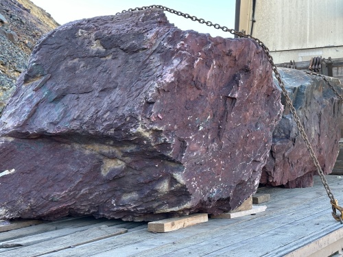 Огромные красно-фиолетовые валуны для ландшафтного дизайна весом более 5 тонн купить в Берёзовском