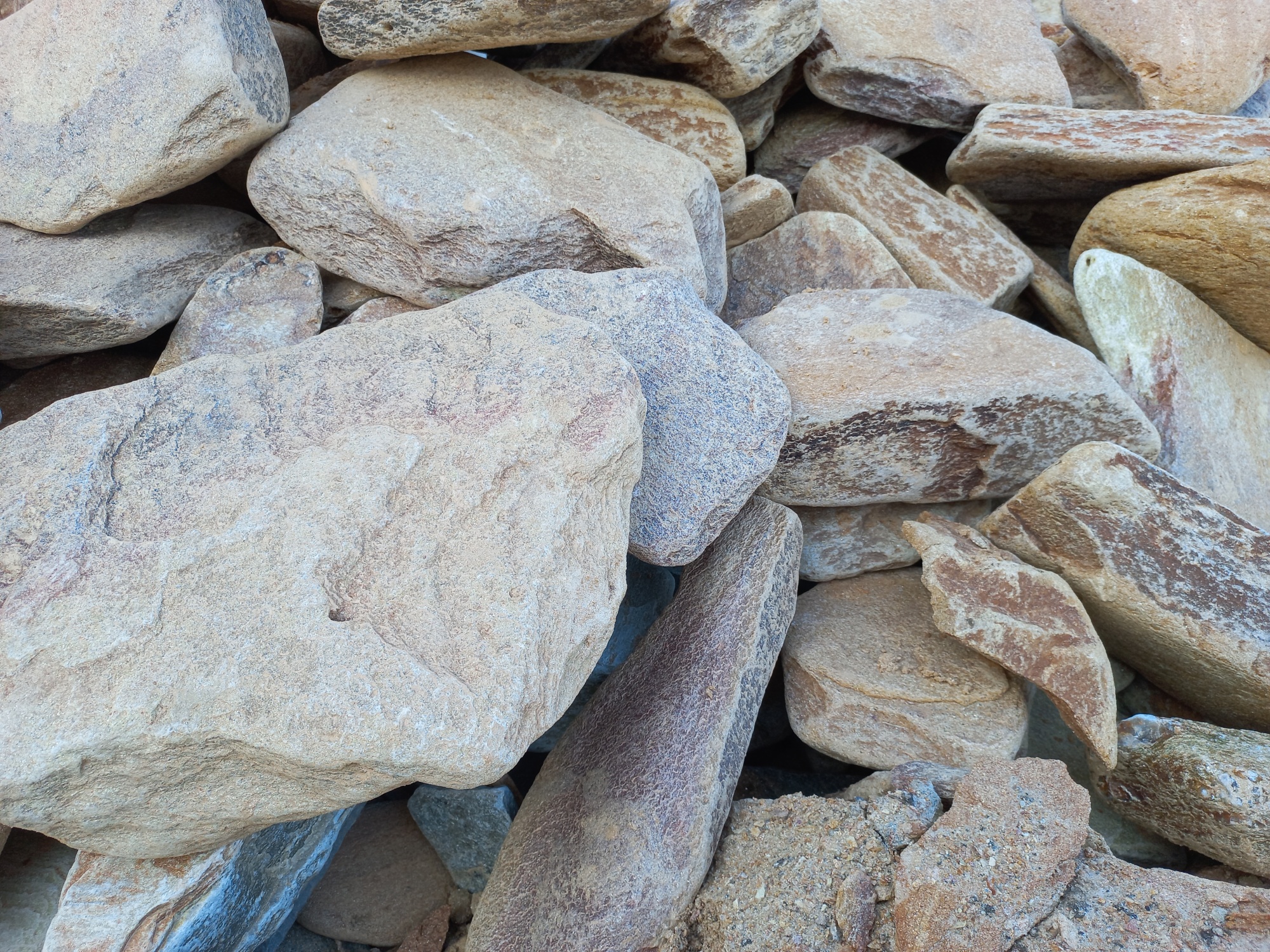 Златолит жёлтый, жёлто-зелёный глыбки и валуны для ланшафтного дизайна купить в Берёзовском