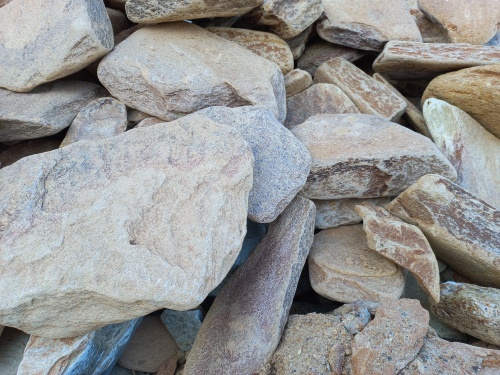 Златолит жёлтый, жёлто-зелёный глыбки и валуны для ланшафтного дизайна купить в Берёзовском