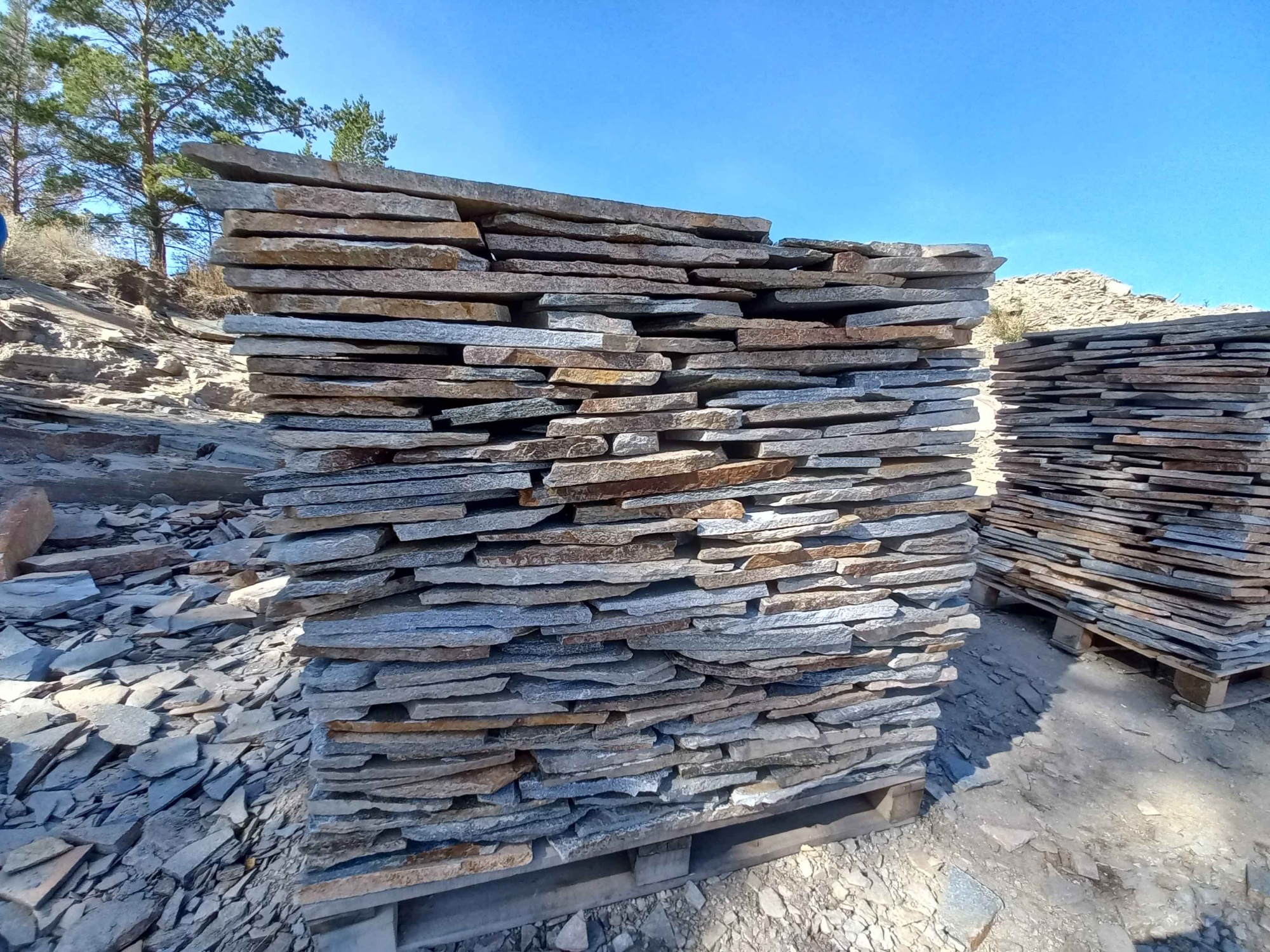 Плитняк златолит серебристый для фасада купить в Берёзовском