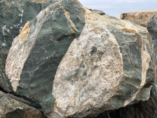 Гигантские зелёные валуны для ландшафтного дизайна весом более 5 тонн купить в Берёзовском