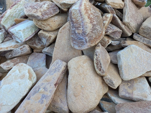 Златолит жёлтый, жёлто-зелёный глыбки и валуны для ланшафтного дизайна купить в Берёзовском