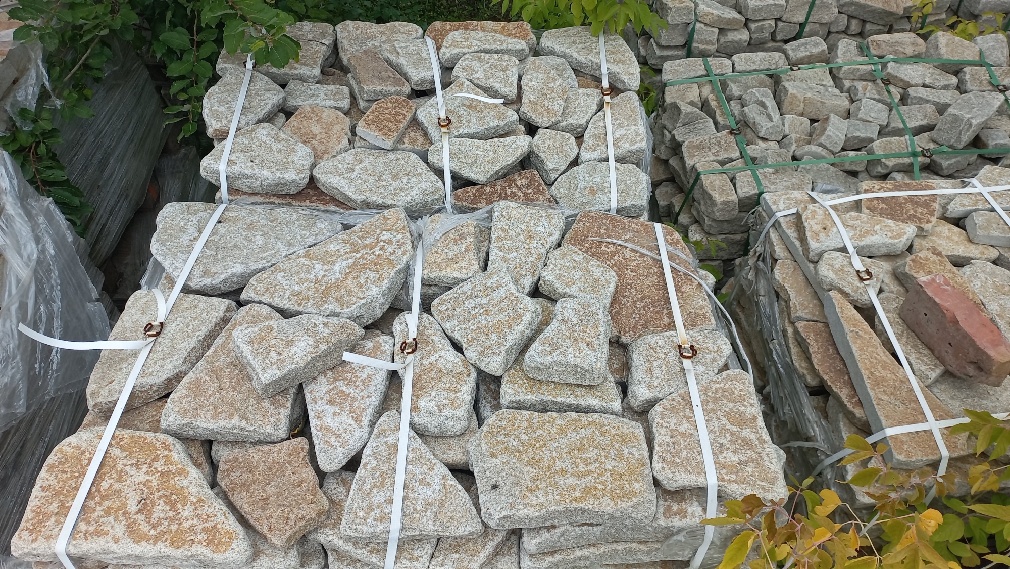 Гранитный плитняк галтованный для мощения купить в Берёзовском