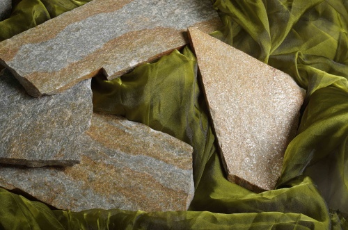 Плитняк златолит Уральский для цоколя, отмостки купить в Берёзовском