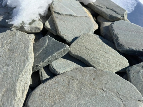 Плитняк златолит зелёный галтованный для цоколя купить в Берёзовском