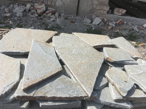 Златолит серебристый галтованный для лестниц купить в Берёзовском